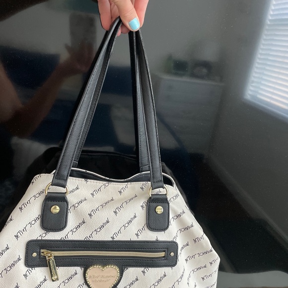 RARE Betsey Johnson white bag! Designer writing & rose embellished satin lining. - Picture 6 of 11